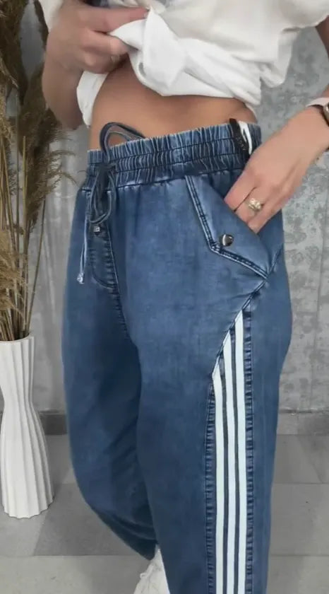 T-shirt with a round neckline batwing sleeves jeans with three stripes on the sides set