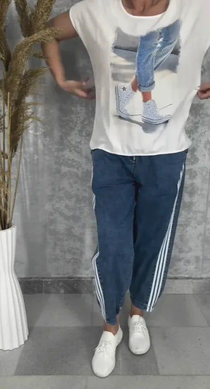 T-shirt with a round neckline batwing sleeves jeans with three stripes on the sides set