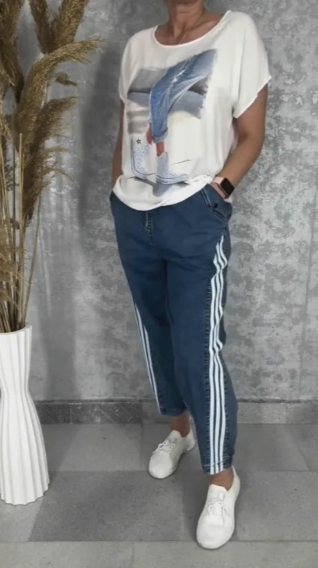 T-shirt with a round neckline batwing sleeves jeans with three stripes on the sides set