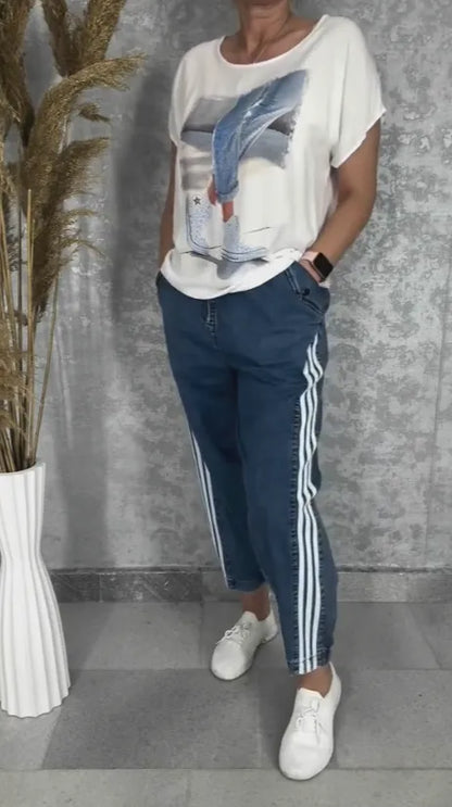 T-shirt with a round neckline batwing sleeves jeans with three stripes on the sides set