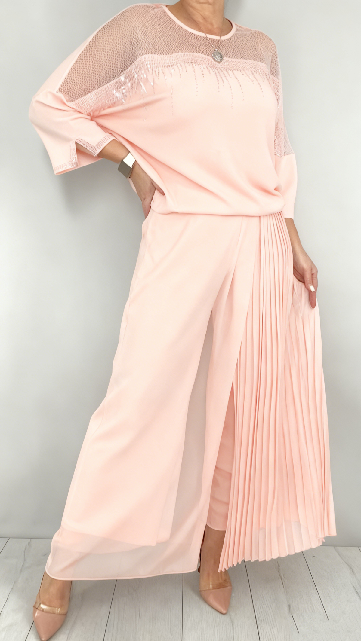 Mesh-paneled round neck top + pleated wide-leg pants set