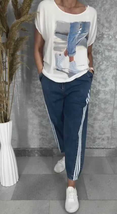 T-shirt with a round neckline batwing sleeves jeans with three stripes on the sides set