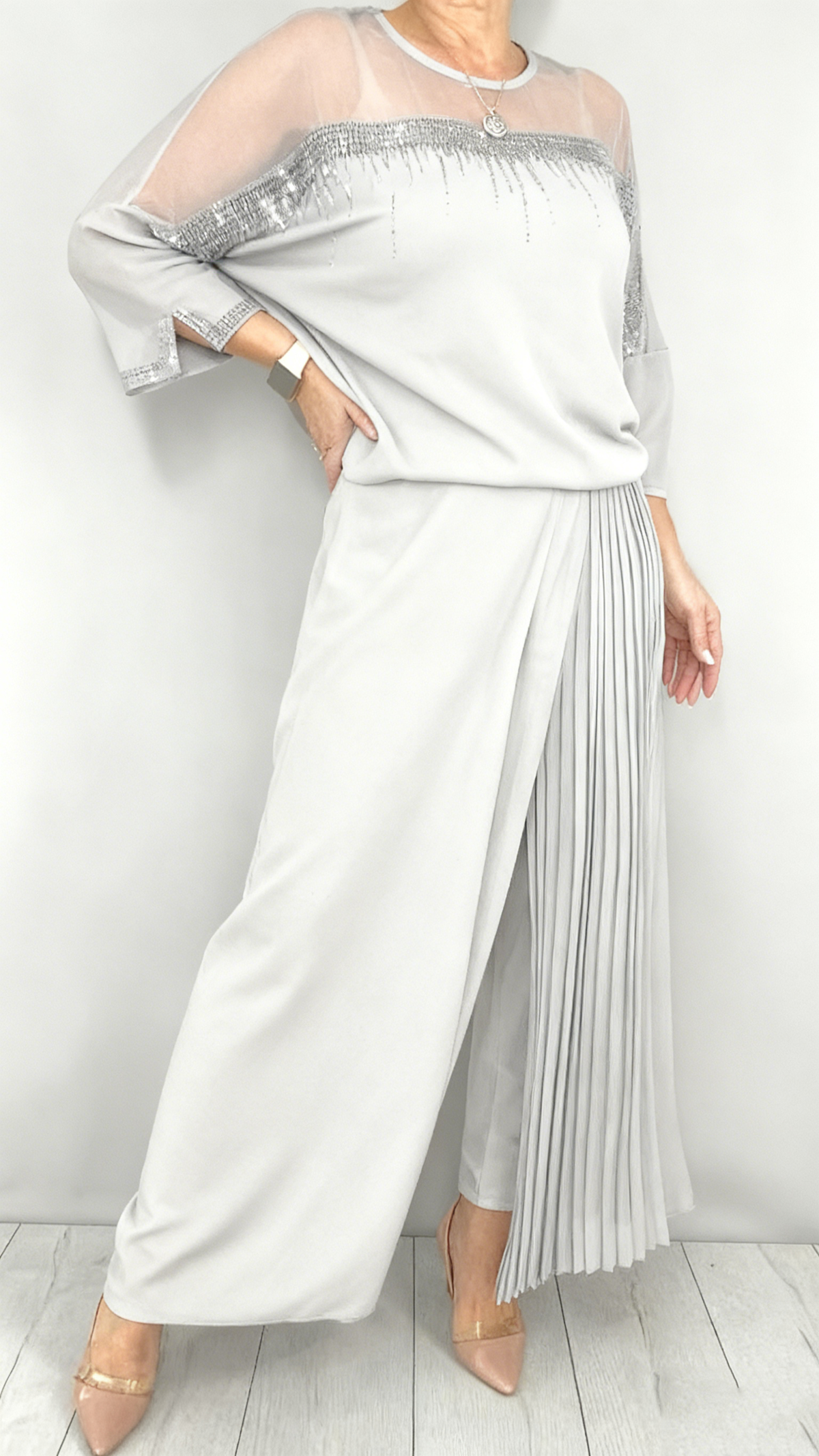 Mesh-paneled round neck top + pleated wide-leg pants set