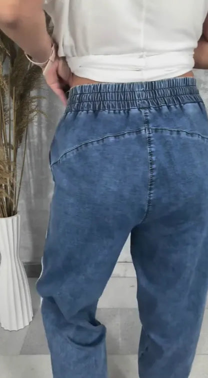 T-shirt with a round neckline batwing sleeves jeans with three stripes on the sides set