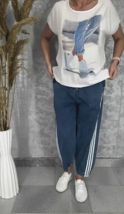 T-shirt with a round neckline batwing sleeves jeans with three stripes on the sides set